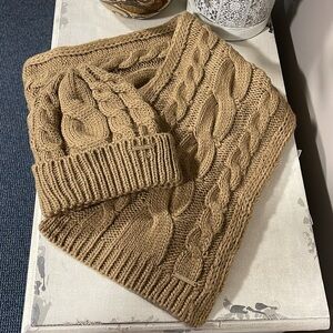 🆕 MICHAEL KORS Hat + Scarf Set (Gold)